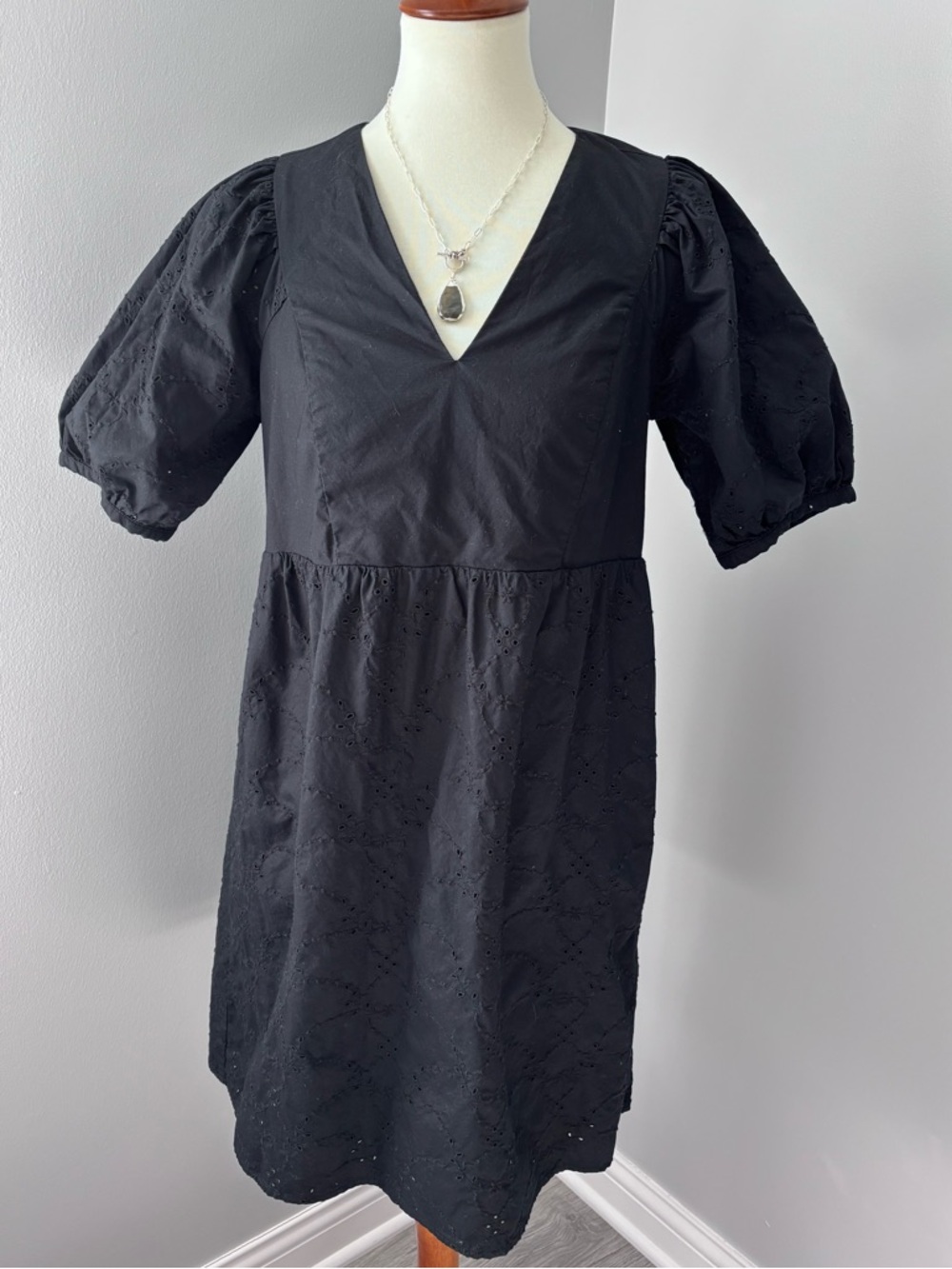 Black Old Navy V-Neck Eyelet Puff Sleeve Dress